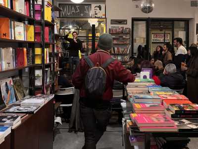 Le esibizioni possono avvenire all�interno di un pub o di una libreria...